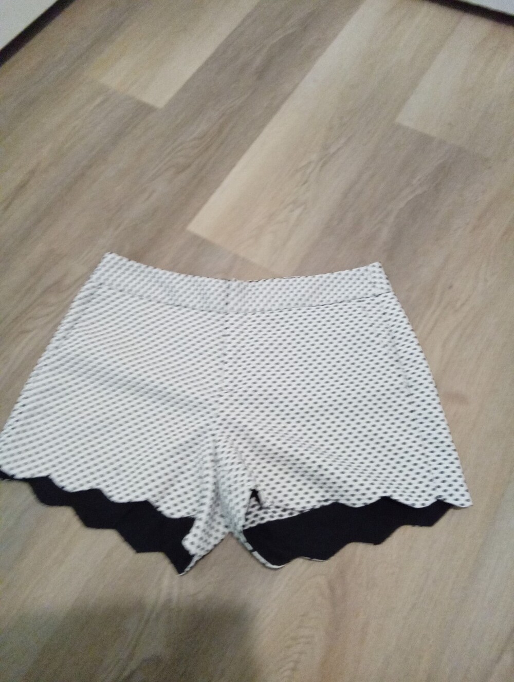 Elle Size 6 Women's White with Black Polka Dots Scallop Hem Dress Shorts